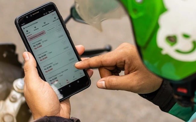 Hubungi Teman atau Sodara tentang Aktivitas Anda