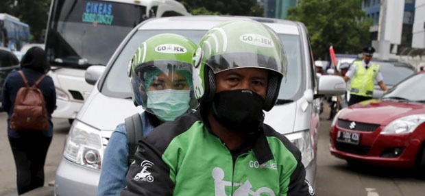 Tawarkan Masker dan Helm